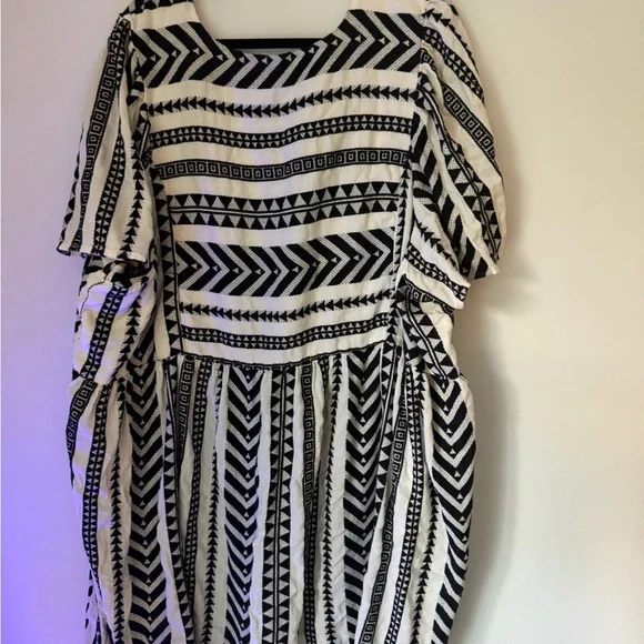 Plus Size Old Navy Black and White pattern Dress - Picture 4 of 4